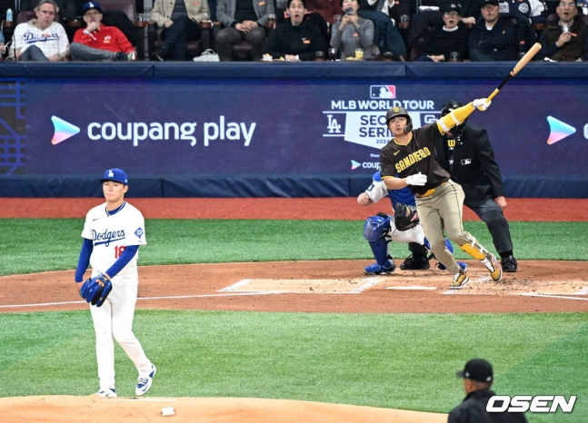 샌디에이고 김하성(오른쪽)이 21일 서울 고척스카이돔에서 열린 LA 다저스와 2024 메이저리그(ML) 월드 투어 서울 시리즈 1회초 무사 1, 3루에서 타구를 응시하고 있다.