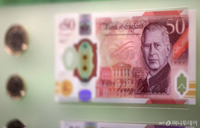 (AFP=뉴스1) 신기림 기자 = 27일 런던 시티에 위치한 영란은행 박물관에서 열린 '화폐의 미래' 전시회 포토콜에서 영국 찰스 3세 국왕의 이미지가 담긴 지폐와 동전이 전시되어 있다. 찰스 3세 국왕의 얼굴이 새겨진 화폐는 2024년 6월에 유통될 예정이며, 전시회는 2월 28일부터 2025년 9월까지 열릴 예정이다. 2024.2.27  ⓒ AFP=뉴스1  Copyright (C) 뉴스1. All rights reserved. 무단 전재 및 재배포,  AI학습 이용 금지. /사진=(AFP=뉴스1) 신기림 기자