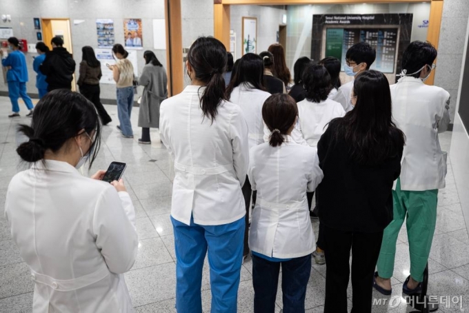 서울시내 한 대학병원에서 의료진들이 점심식사를 위해 줄지어 서 있다. /사진=뉴스1