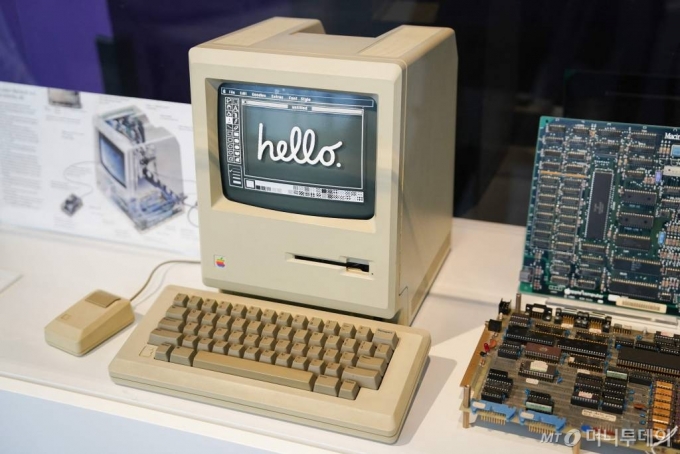 (마운틴뷰 AFP=뉴스1) 김성식 기자 = 애플의 개인용 컴퓨터(PC) 맥(Mac) 시리즈가 오는 24일 출시 40주년을 맞는 가운데 1984년 세상에 나온 첫번째 모델 매킨토시가 19일 미국 캘리포니아주 마운틴뷰에 있는 컴퓨터 역사 박물관에 전시돼 있다. 2024.1.19.  ⓒ AFP=뉴스1  Copyright (C) 뉴스1. All rights reserved. 무단 전재 및 재배포,  AI학습 이용 금지. /사진=(마운틴뷰 AFP=뉴스1) 김성식 기자
