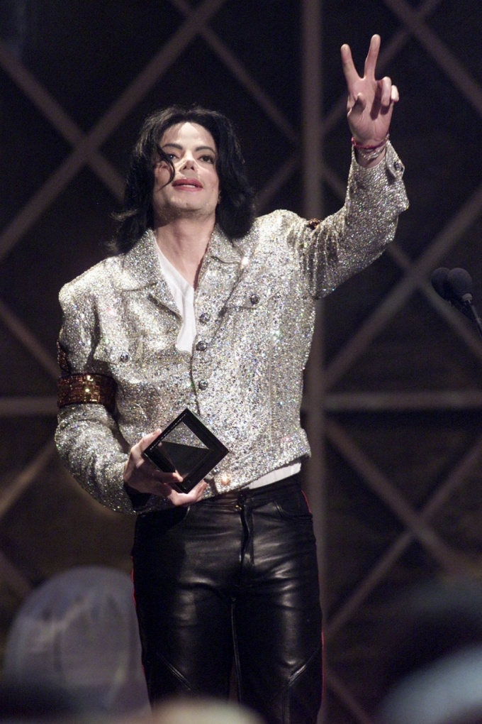 2002년 1월9일(현지시간) 열린 제29회 아메리칸 뮤직 어워드(AMA)에서의 마이클 잭슨 생전 모습. /AFPBBNews=뉴스1