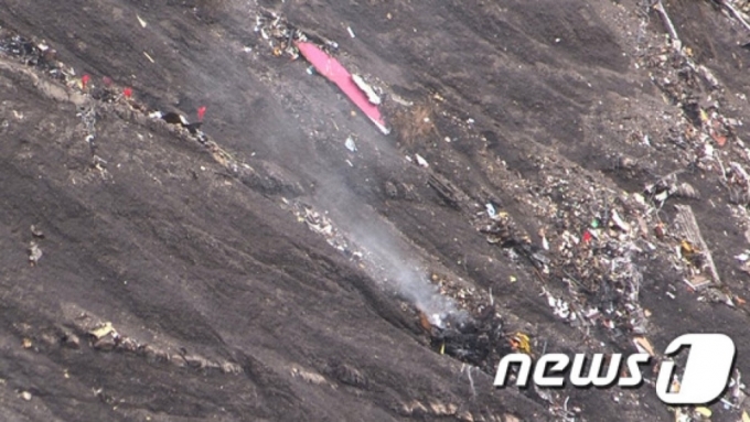 저먼윙스항공기 잔해가 추락 지점에 흔적을 알아보기 힘들 정도로 흩어져있다./사진=뉴스1