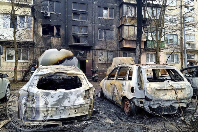 21일(현지시각) 우크라이나 키이우에 주차된 차량이 러시아군의 공습으로 파손돼 있다./사진=뉴스1