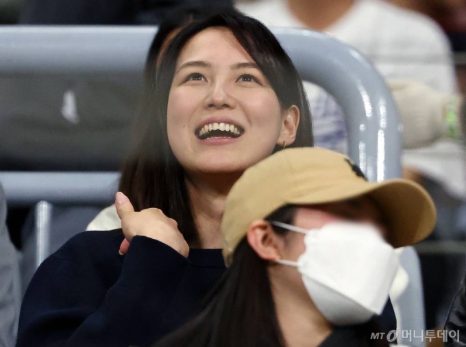 오타니 쇼헤이의 아내 다나카 마미코가 18일 서울 고척스카이돔에서 열린 팀 코리아와 LA다저스의 미국 프로야구(MLB) 서울시리즈 연습 경기를 지켜보는 모습. 일반석에 앉아 화제가 됐다./사진=뉴스1(공동취재) 