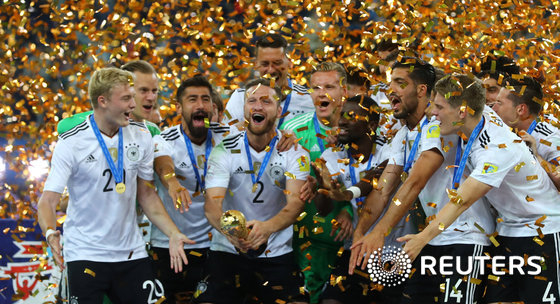 독일 축구 국가대표팀이 2017년 컨페더레이션스컵에서 우승 트로피를 들고 환호하는 모습. 아디다스 유니폼을 입고 있다./사진=뉴스1(로이터)