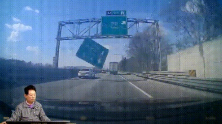 도로 표지판이 고속도로를 달리는 차량으로 떨어지는 모습. /사진=유튜브 채널 '한문철TV' 