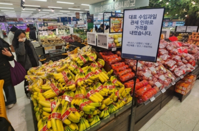 농식품부가 오렌지·바나나 등 수입과일을 이마트·롯데마트·홈플러스에 최대 20%까지 할인·공급했다. /사진=농식품부