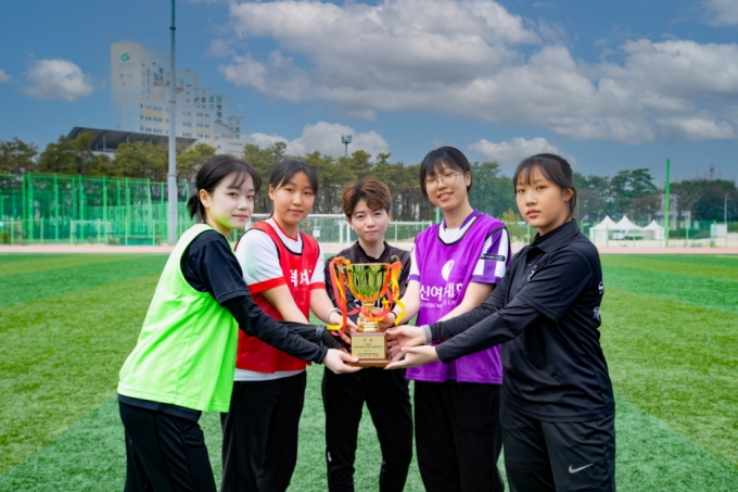 22일 한국여자대학총장협의회가 주최한 '한국여자대학 스포츠 교류전'이 열렸다. 각 대학 주장들이 우승 트로피를 들고 있는 모습. /사진제공=한국여자대학총장협의회