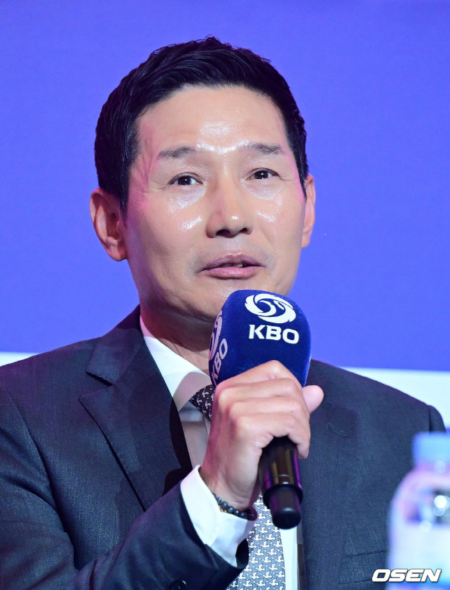 LG 염경엽 감독이 22일 서울 롯데호텔 크리스털 볼룸에서 열린 2024 신한SOL 뱅크 KBO 리그 정규시즌 미디어데이에서 말하고 있다. 