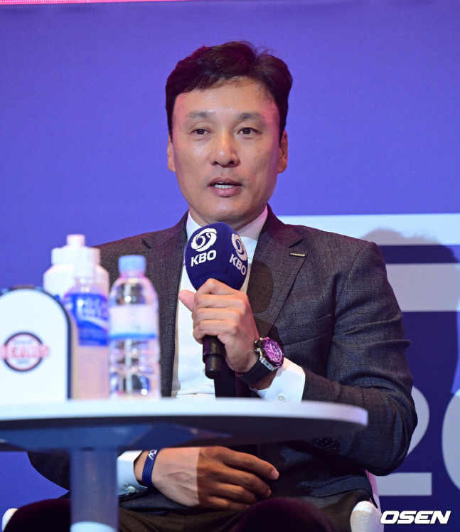 이승엽 두산 감독이 22일 KBO 개막 미디어데이에서 취재진의 질문에 답하고 있다.