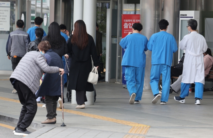 22일 서울 시내 한 대학병원에서 의료진들이 이동하고 있다./사진= 뉴스1