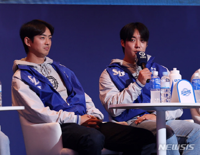 삼성 원태인(오른쪽)이 22일 2024시즌 KBO 개막 미디어데이에서 진행자의 질문에 답하고 있다. /사진=뉴시스