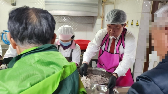 윤창현 국민의힘 후보가 대전 동구 한 복지관에서 배식봉사를 하고 있다/사진=이병권 기자