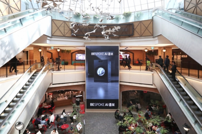 서울 반포에 위치한 파미에스테이션에 삼성전자 '비스포크 AI 콤보' 디지털 옥외광고가 게재된 모습/사진제공=삼성전자