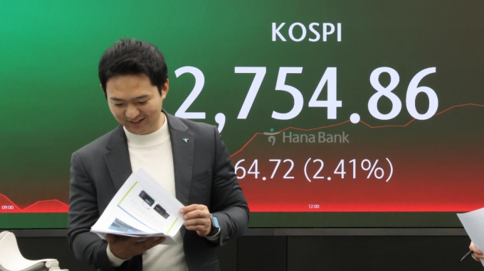 21일 오후 서울 중구 하나은행 을지로 본점 신축 딜링룸에서 딜러들이 업무를 보고 있다. 이날 코스피는 전 거래일보다 64.72포인트(2.41%) 상승한 2,754.86으로 마감했다. /사진=뉴스1