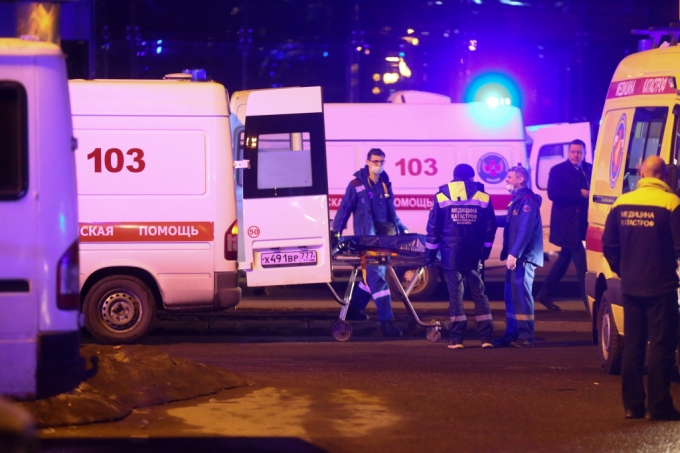 22일(현지시각) 러시아 모스크바 서쪽 불길이 치솟는 크로쿠스 시청 인근에서 의료진이 환자를 이송하고 있다. 현지 당국은 크로쿠스 시청 공연장에 무장 괴한들이 난입해 총기를 난사, 최소 60명이 숨지고 140여 명이 다쳤다고 밝혔다. 이슬람국가(IS)는 이 공격이 자신들의 소행이라고 주장했다. /AP=뉴시스