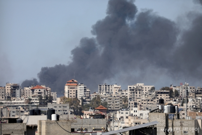 20일(현지시간) 팔레스타인 무장 정파 하마스와 전쟁 중인 이스라엘 군의 포격을 받은 가자 지구 최대 규모의 알시파 병원에서 연기가 솟아 오르고 있다./로이터=뉴스1 /사진=(가자 로이터=뉴스1) 우동명 기자
