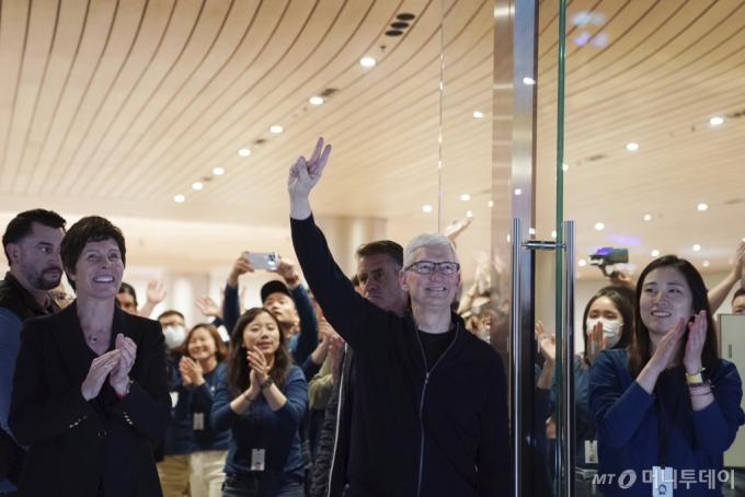 팀 쿡 애플 최고경영자(CEO)가 21일(현지시각) 중국 상하이에서 새로운 플래그십 애플스토어 '징안점' 개장식에 참석해 인사하고 있다. /신화=뉴시스 