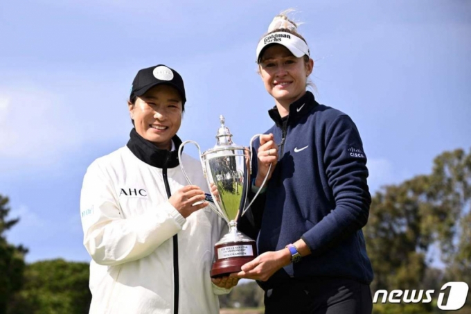 박세리(왼쪽)가 박세리 챔피언십 우승자 넬라 코다에게 트로피를 주고 미소짓고 있다. /AFPBBNews=뉴스1