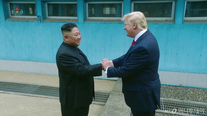 김정은 북한 국방위원장과 도널드 트럼프 전 미국 대통령이 지난 2019년 6월 30일 이뤄진 판문점 회동에서 손을 맞잡고 있다./사진=로이터