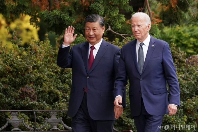 (우드사이드 로이터=뉴스1) 정지윤 기자 = 15일(현지시간) 시진핑 중국 국가주석(왼쪽)과 조 바이든 미국 대통령이 미국 캘리포니아주 샌프란시스코의 파이롤리 에스테이트에서 걸어가고 있다. 2023.11.16  ⓒ 로이터=뉴스1  Copyright (C) 뉴스1. All rights reserved. 무단 전재 및 재배포,  AI학습 이용 금지. /사진=(우드사이드 로이터=뉴스1) 정지윤 기자
