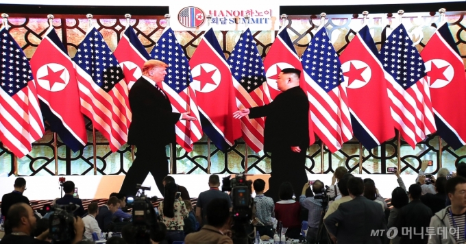 제2차 북·미 정상회담 첫날인 27일 베트남 하노이 국제 미디어센터에서 김정은 북한 국무위원장과 도널드 트럼프 미국 대통령 회담이 생중계 되고 있다. /사진=김창현 기자 chmt@
