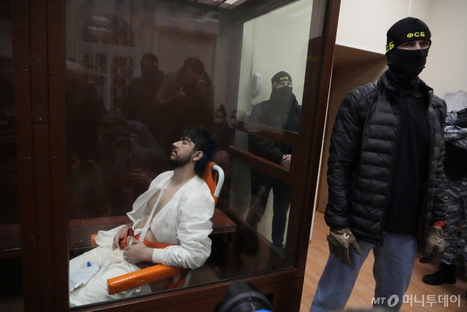 러시아 모스크바 공연장 테러 용의자 무함마드소비르 파이조프(19)가 24일(현지시각) 모스크바 지방법원에 출석해 앉아 있다. 파이조프를 포함한 용의자 4명은 지난 22일 모스크바 북서부 크로커스 시청 테러 혐의로 체포됐으며 지금까지 파악된 사망자는 어린이 포함 137명으로 집계됐다. 법원은 이들에게 5월 22일까지 공판 전 구금을 처분한 것으로 알려졌다. /로이터=뉴스1