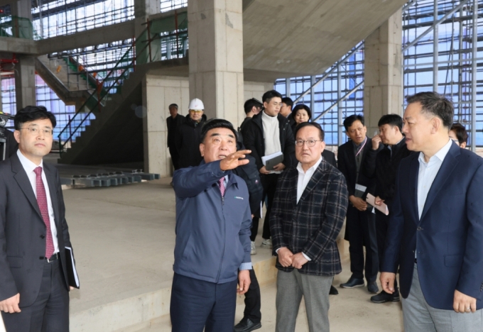 김두겸 울산시장(왼쪽에서 2번째)이 종하이노베이션 건립 현장을 찾아 점검하고 있다./사진제공=울산시