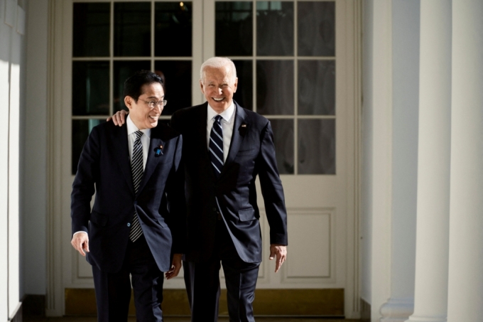 조 바이든 미국 대통령(오른쪽)과 기시다 후미오 일본 총리가 4월 10일(현지시간) 미 백악관 정상회담에서 1960년 안보조약 체결 후 최대 규모의 방위조약 개편 계획을 발표할 예정인 것으로 알려졌다. /로이터=뉴스1