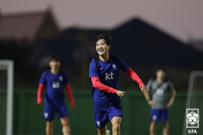 윈드밀풋볼클럽(태국)에서 열린 한국 대표팀 훈련. 활짝 웃으며 달려가는 정호연. /사진제공=대한축구협회