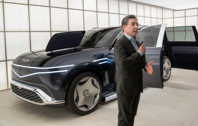 장재훈 현대차 사장이 제네시스 초대형 전동화 SUV '네오룬' 콘셉트를 설명하고 있다./사진제공=제네시스