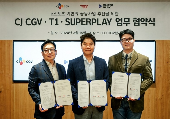 (왼쪽부터) 슈퍼플레이 이관우 대표, CJ CGV 허민회 대표, T1 안웅기 COO/사진=CJ CGV 