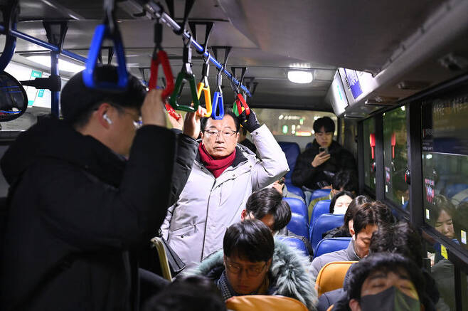 이현재 하남시장이 지난 1월 22일 출근시간에 맞춰 위례신도시에서 잠실까지 운행하는 31번 버스에 탑숭해 시민 불편을 점검하고 있다. /사진제공=하남시청