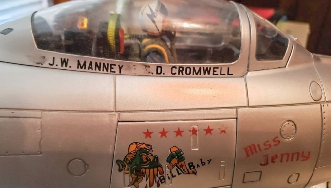 우연히 쇼핑몰에서 손주가 사달라고 조른 모형 비행기엔, 놀랍게도 크롬웰, 자신의 이름이 새겨져 있었다./사진=라미 현 작가