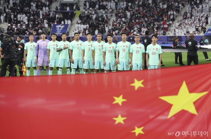 중국 축구대표팀 선수들이 22일(현지시각) 카타르 도하 칼리파 인터네셔널 경기장에서 열린 아시아축구연맹(AFC) 2023 카타르 아시안컵 A조 조별예선 3차전 카타르 대 중국의 경기 시작 전 국가를 부르고 있다./사진=뉴시스