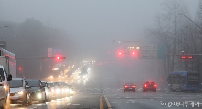 지난달 19일 오전 인천 남동구 시내 일대가 짙은 안개로 덮여있다./사진=뉴시스