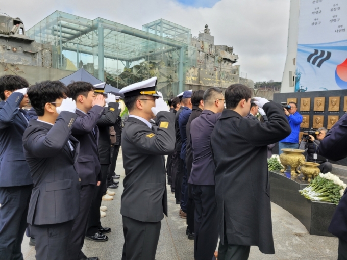 2010년 천안함 피격 당시 참전 장병 약 25명이 희생된 46명의 용사에게 거수경례하는 모습. / 사진=김인한 기자