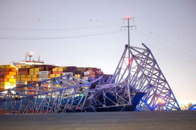 26일(현지시간) 새벽 미국 메릴랜드주 볼티모어의 항구 교량에 대형 컨테이너선이 충돌하면서 무너진 '스캇 키 브리지' 아래 강물에서 2명이 구조됐다. 이중 1명은 중태인 것으로 전해진다. /사진=AFP통신.