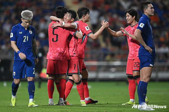 박진섭(왼쪽에서 두 번째)의 골을 축하하는 손흥민. /AFPBBNews=뉴스1
