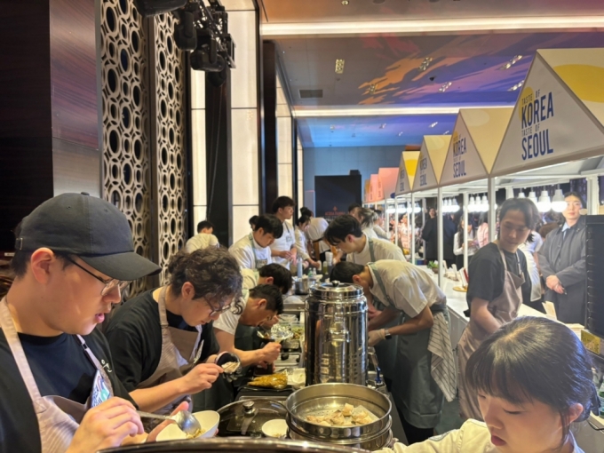 지난 26일 서울 강남구 그랜드 인터컨티넨탈 서울 파르나스 호텔에서 열린 '아시아 50 베스트 레스토랑'에 참여한 서울미식 100선 레스토랑 관계자들이 요리를 하고 있다. /사진=이재윤 기자