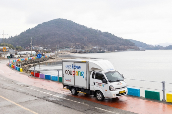 쿠팡 물류 차량이 도서지역에서 배송 서비스를 하고 있다. /사진제공=쿠팡