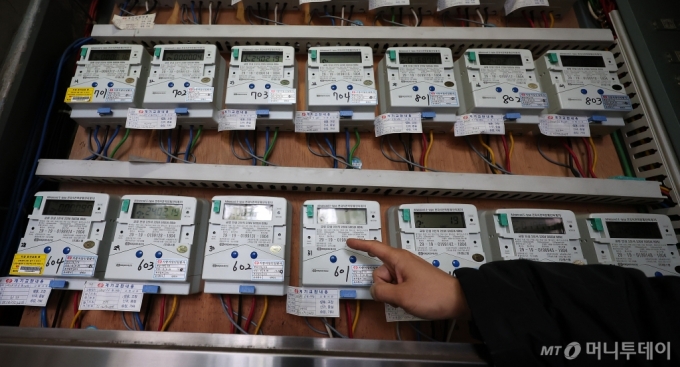 (서울=뉴스1) 김성진 기자 = 19일 서울 시내 한 오피스텔에서 관리인이 전기계량기를 살펴보고 있다. 2024.2.19/ 사진 =뉴스1 제공