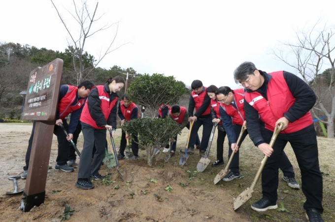 지난 26일 울산 양정동 오치골공원에서 LG생활건강 임직원과 울산 지역사회 관계자들이 나무를 심는 모습/사진=LG생활건강 