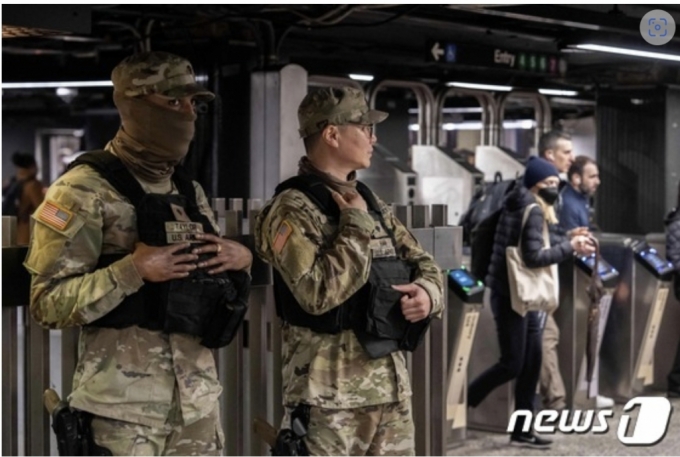 급증하는 미국 뉴욕의 지하철 범죄를 막기 위해 뉴욕주 방위군이 투입돼 경비를 서고 있는 모습/사진=AFP,뉴스1