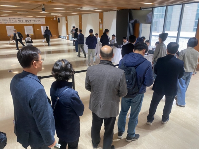 재외국민 투표가 시작된 27일 오전 톈진을 출발해 세 시간 반 만에 베이징 소재 대사관 투표소에 도착한 톈진 교민들이 투표를 진행하고 있다./사진=우경희 기자 