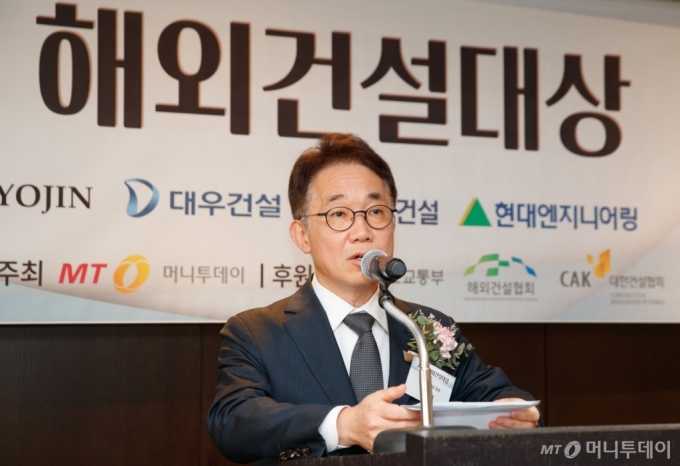 [사진]'2024 해외건설대상' 축사하는 박선호 회장