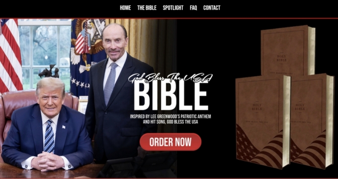 선거 자금난을 겪고 있는 도널드 트럼프 전 미국 대통령이 '성경책'을 판매한다고 밝혔다. /사진= 성경책(God Bless the USA Bible) 판매 홈페이지 캡처.