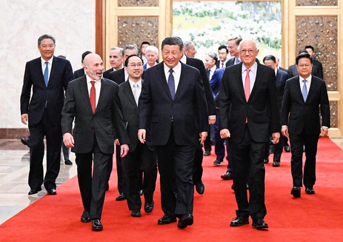 시진핑 중국 국가주석(가운데)과 미국 재계·학계 주요 인사로 구성된 대표단이 27일 베이징 인민대회당에 마련된 회담장으로 이동하고 있다.  /사진제공=중국 중앙인민정부 홈페이지