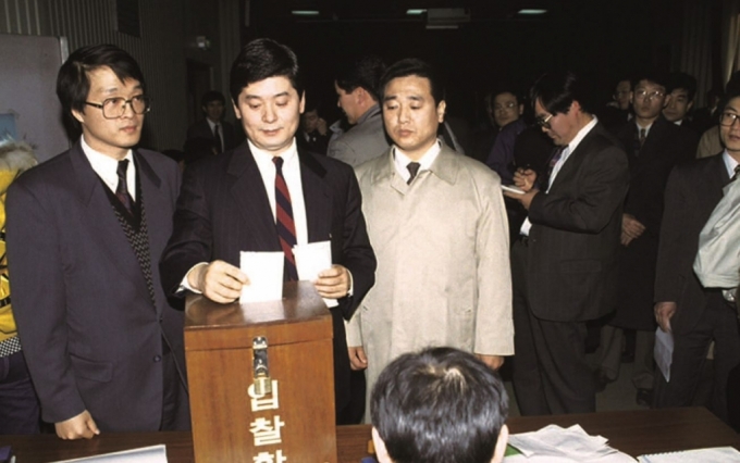 1994년 공개입찰을 통해 한국이동통신 인수에 참여하는 모습. /사진제공=SKT
