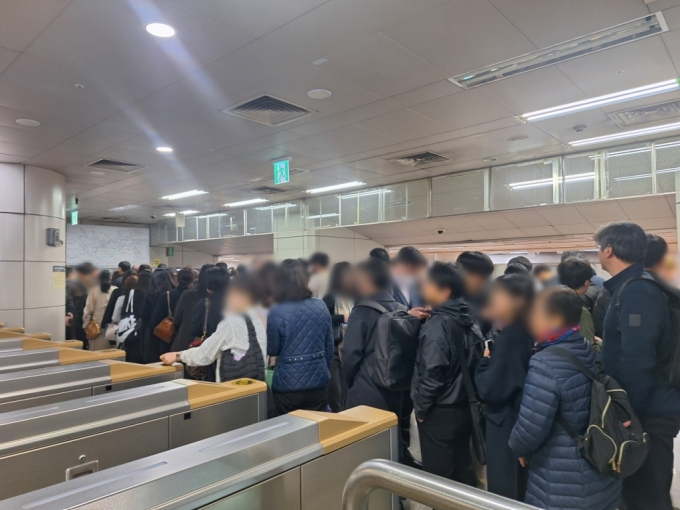 28일 오전 7시40분쯤 서울 시내버스 파업으로 지하철을 이용하려는 사람이 늘었다. 역사 내에는 출구 밖으로 나가기까지 뺑뺑이 줄이 만들어졌다. /사진=김지은 기자